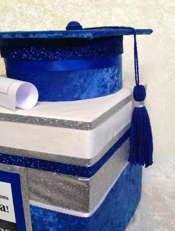 Decoraciones de graduación, graduación 2026, personalizado, azul, blanco, tiene capacidad para 100+ tarjetas Foto 3 de 4