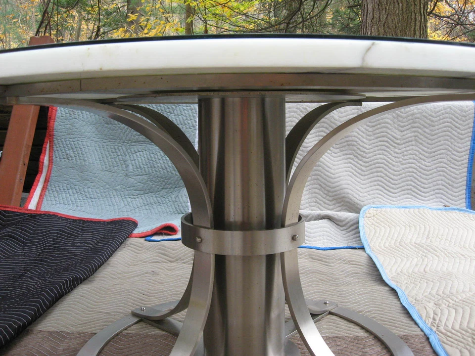 Mesa base pedestal de acero cromado con tapa redonda industrial moderna de mármol y vidrio de 54" Foto 4 de 4