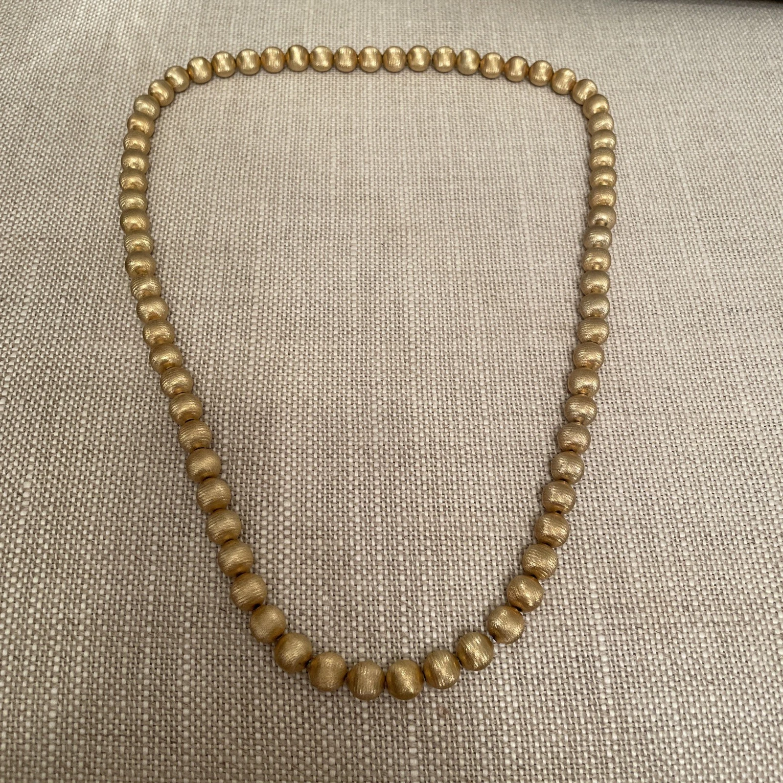 VETEMENTS Collana Vintage Perline Tono Oro Texture Spazzolata Metallo Opaco Boho Classico