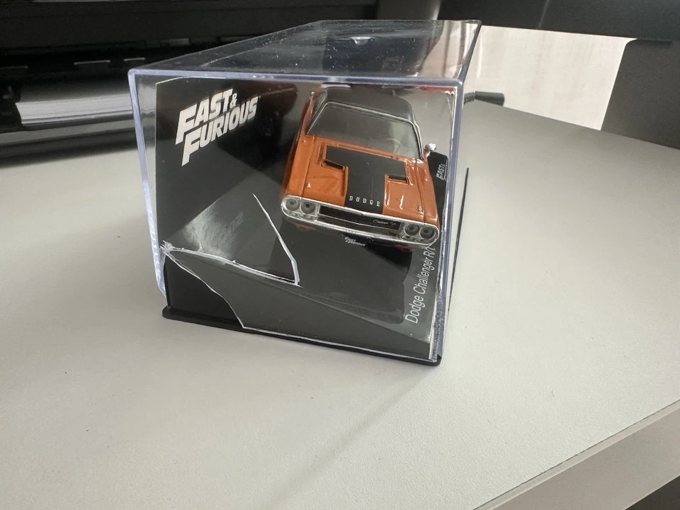 Modellino auto Dodge Challenger R/T da Collezione nuovo con teca danneggiata - Immagine 2 di 2