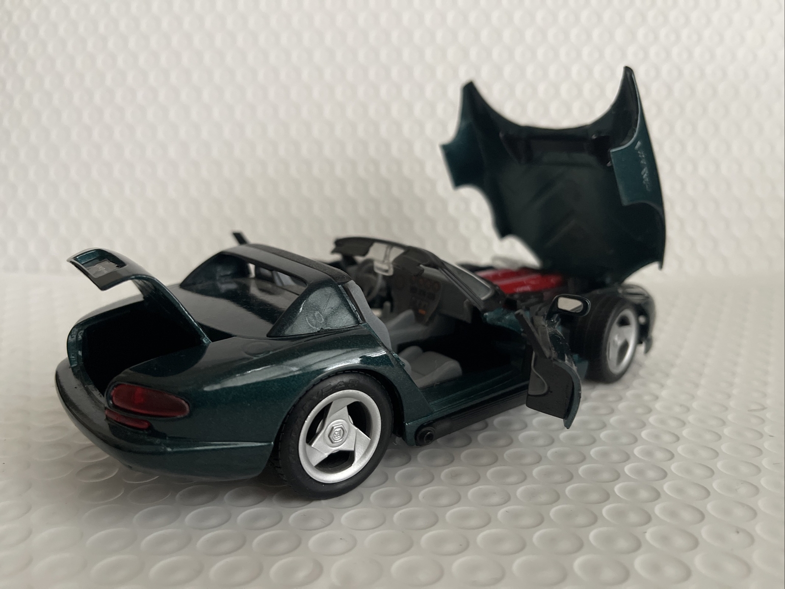 1995 Dodge Viper RT/10 1/24 Scale Diecast Model with Original Box