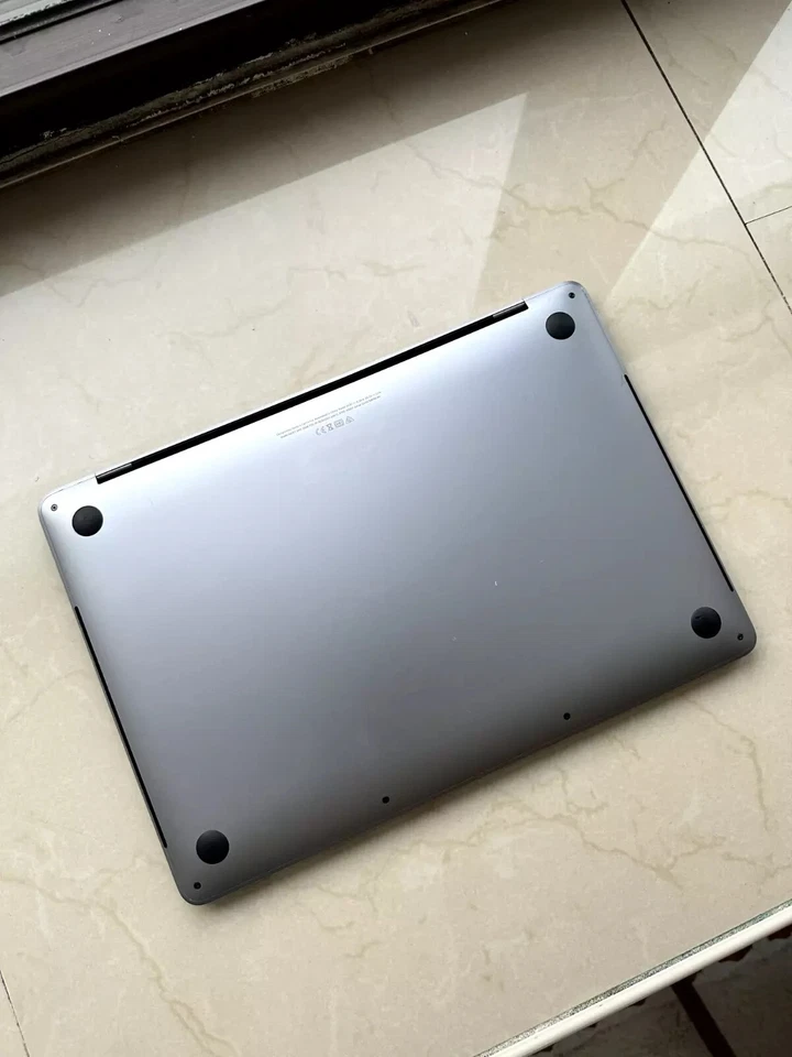 Apple A2251 MacBook Pro 13 Inch 2.3 GHz Core i7 16GB RAM 500GB 2020 Touch Bar - Image 3 of 4