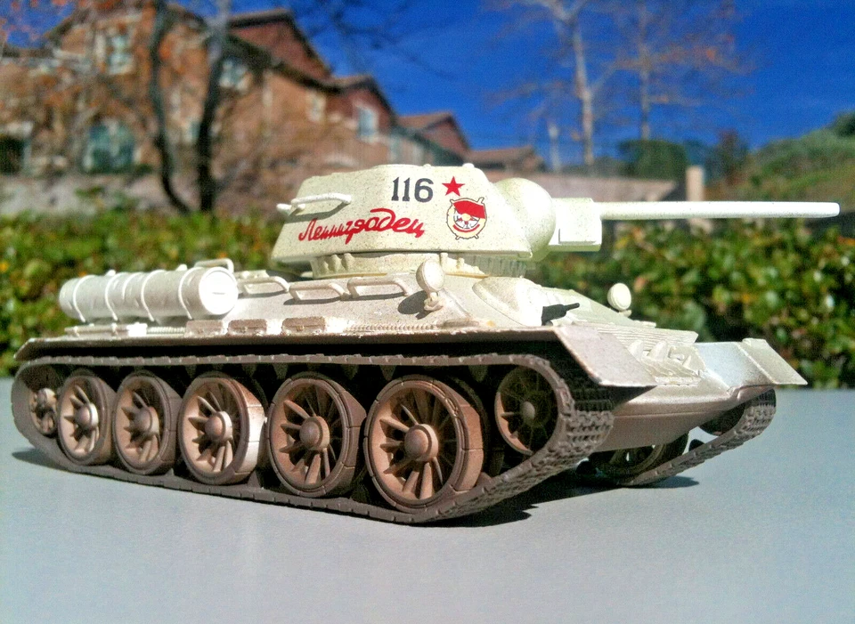 Corgi Tank T-34/76 Med Tank -30th Guards Tank Brig., Leningrad 1944 1:50 Scale - Image 4 of 4