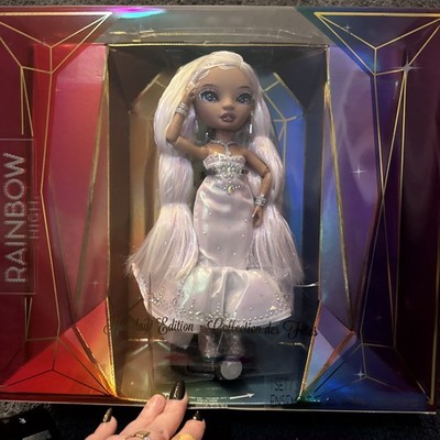 Rainbow High 2022 Holiday Edition Roxie Grand NIB
