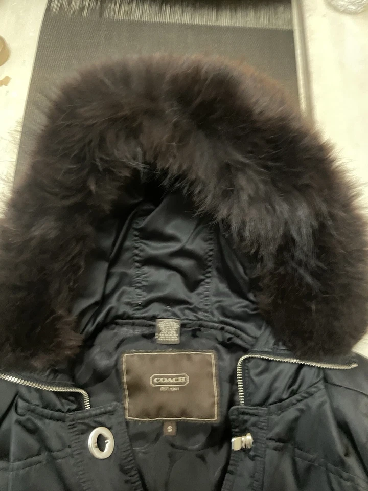 Jaqueta de inverno COACH preta acolchoada acabamento de pele comprimento 3/4 90% pele de coiote - Imagem 4 de 4