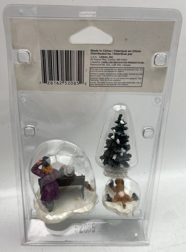 ⭐ 2005 Lemax Village Collection Figurines 9815341 FIRST TIME SKATER Set of 3 ⭐ - Picture 2 of 3