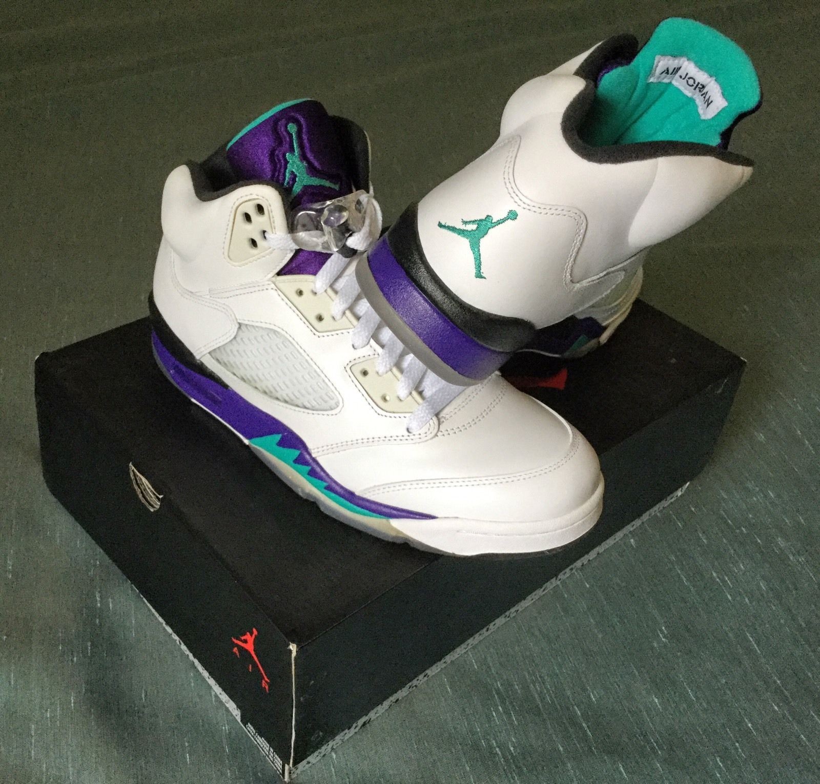 Air Jordan Retro 5 size 8.5 Grape White Air Jordan Retro 5 size 8.5 Grape White