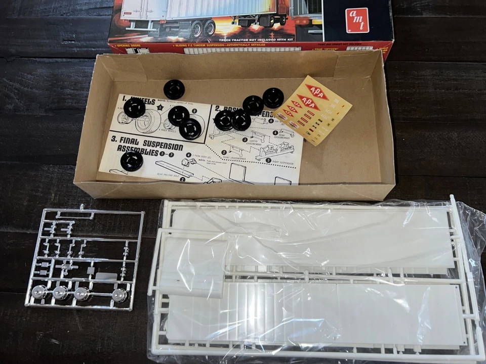 AMT T704 1/43 Scale Truck 'n' Trailer Fruehauf 40ft Exterior Post Van Model Kit - Image 3 of 3