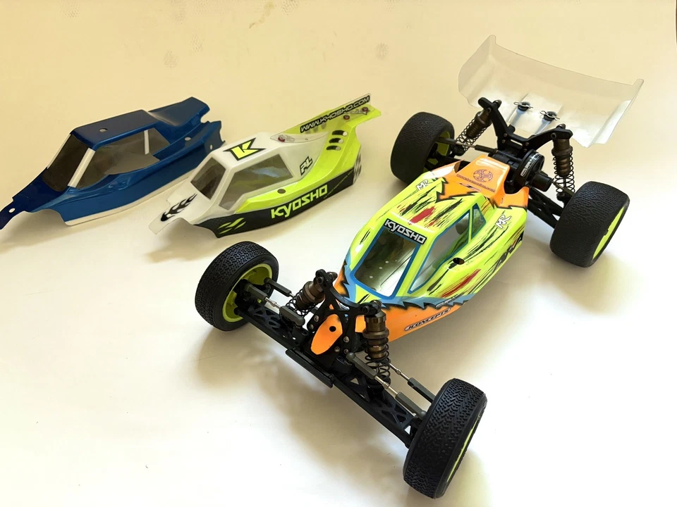 Kyosho Ultima RB6 1:10 2WD Buggy Roller
