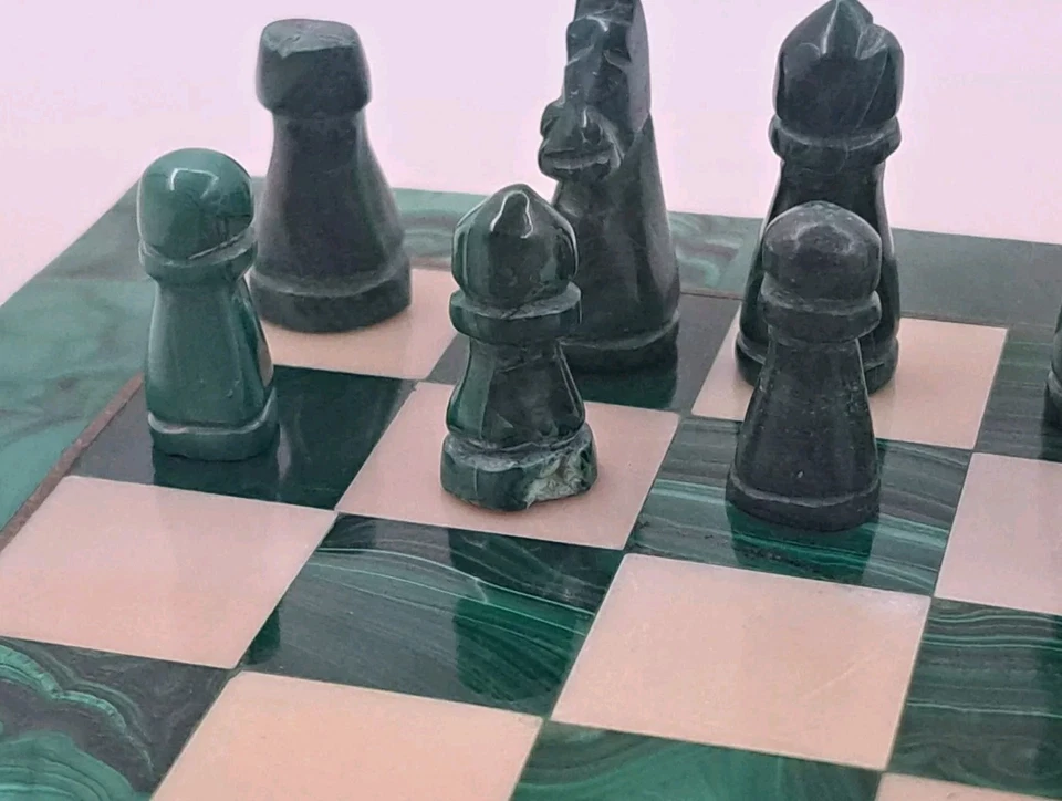 Tablero de ajedrez con incrustaciones de malaquita de mármol hecho a mano Foto 4 de 4
