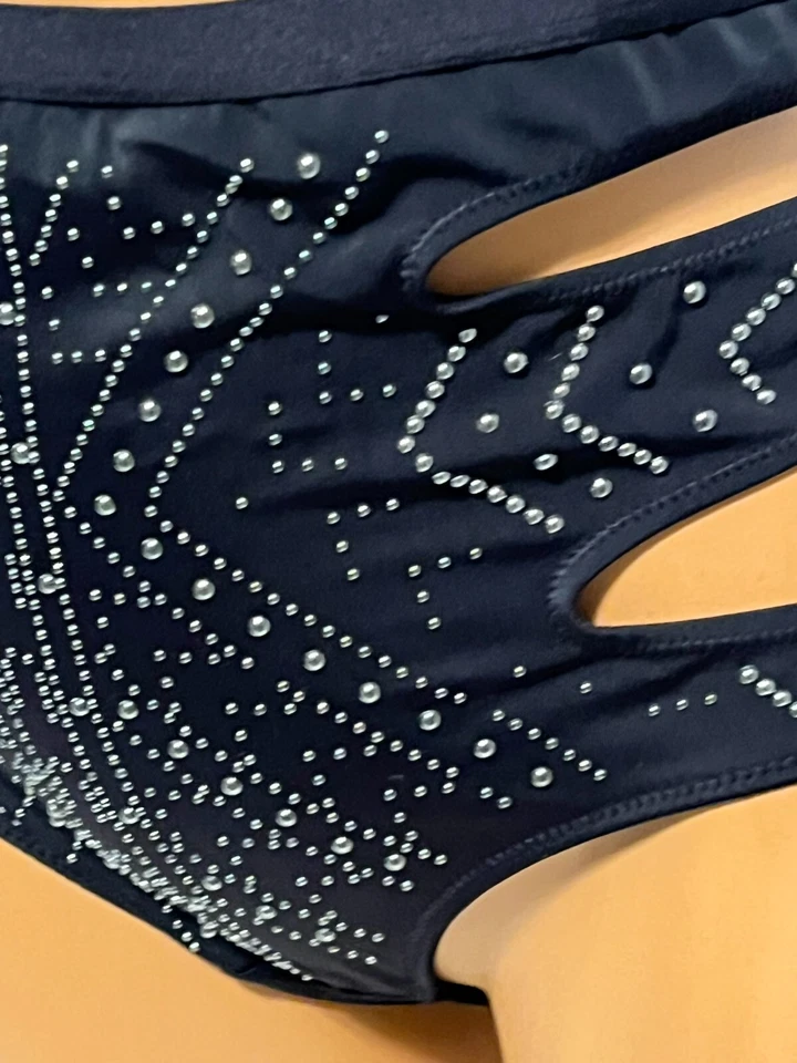 Bragas cortas de tiro alto negras medianas adornadas recortadas caderas Foto 3 de 4