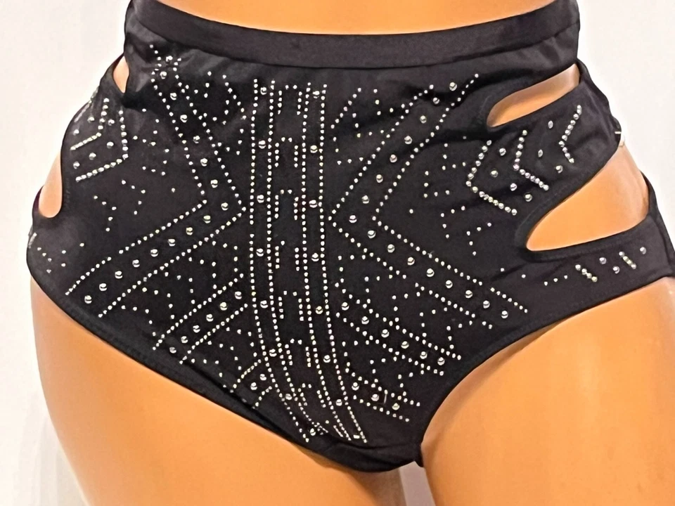 Bragas cortas de tiro alto negras medianas adornadas recortadas caderas Foto 2 de 4