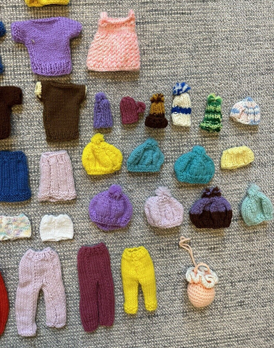 Lot Vintage Barbie & Friends Hand Knitted or Crocheted Dresses Skirts Tops Pants - Picture 13 of 19
