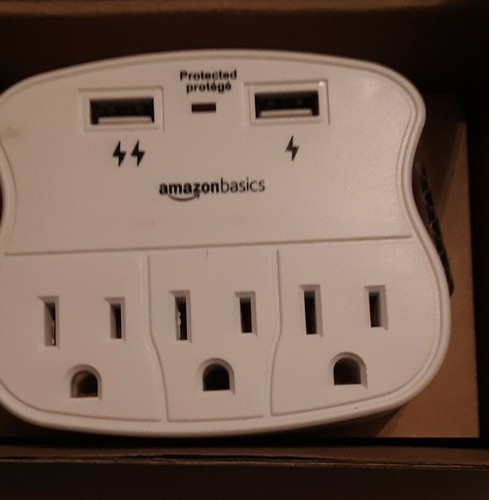 AmazonBasics CU23011-W4PK Protezione da sovratensioni a 3 prese con 2 porte USB - Confezione da 2 - Foto 3 di 10