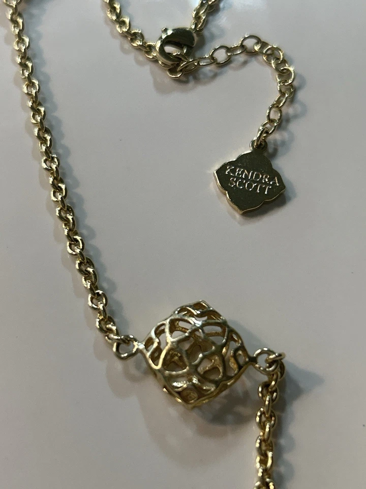 Colar Kendra Scott Nemera Long Station filigrana dourada 38”-43” aposentado assinado - Imagem 3 de 4
