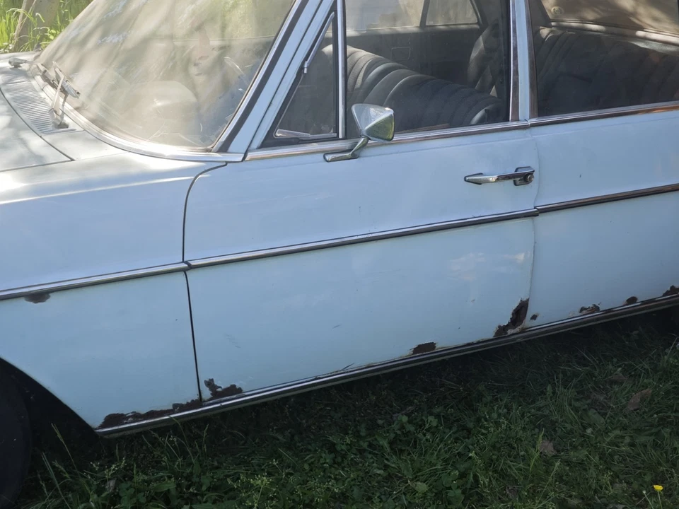 Daimler-Benz 200 D/8  himmelblau  Diesel - Bild 2 von 4