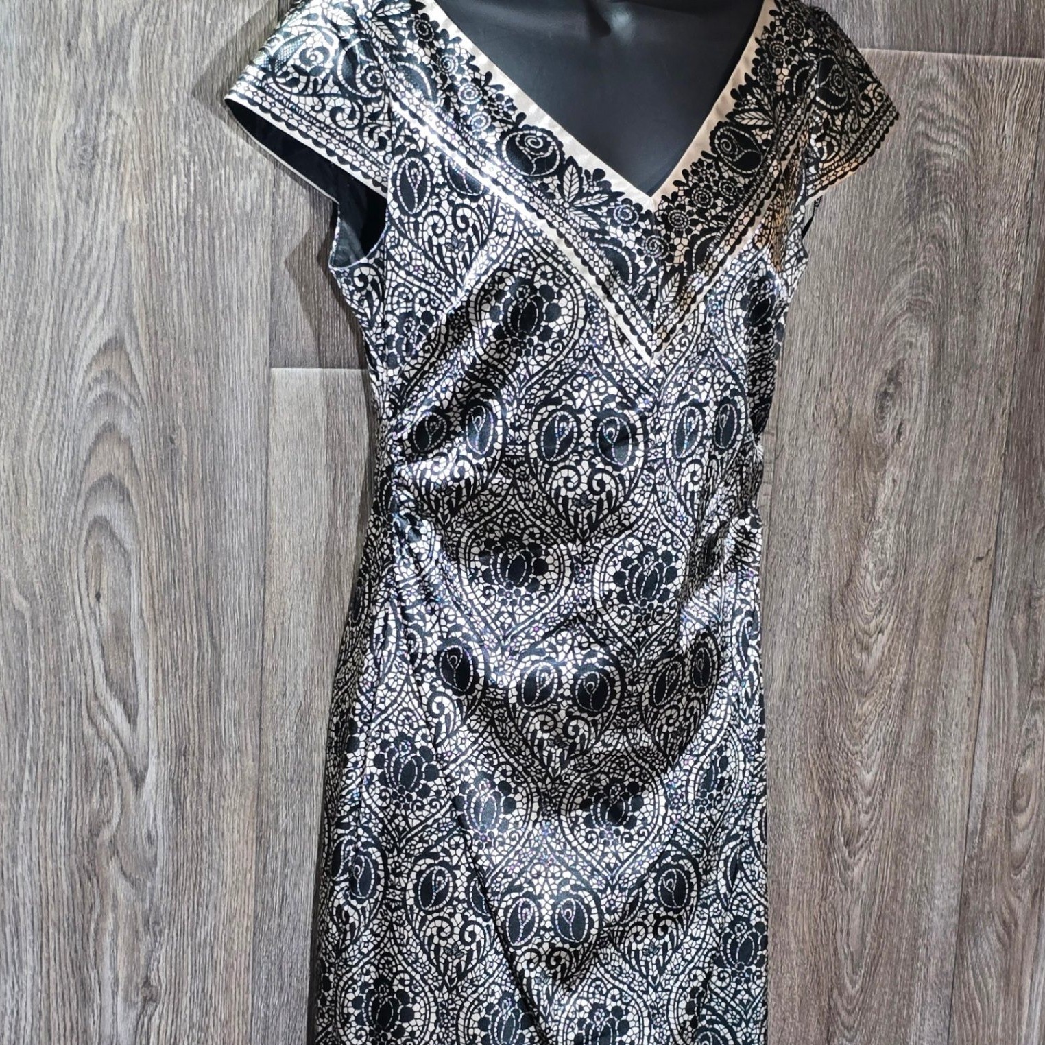 Maggy London Brocade Sheath Dress Black White Cap Sleeve V-Neck Size 8