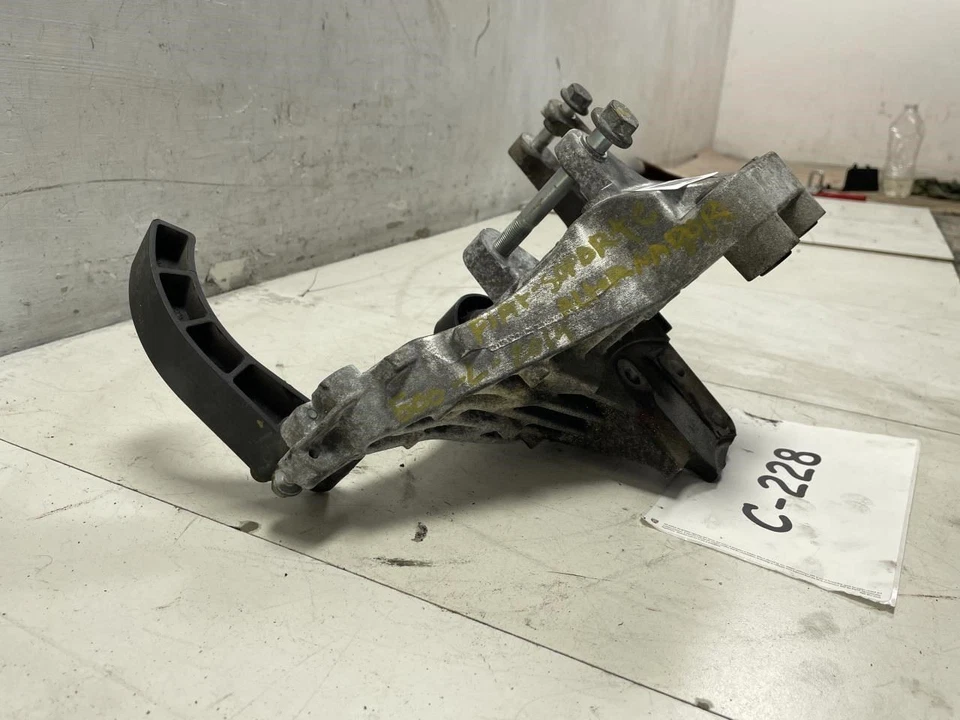 2014 FIAT 500L ALTERNATOR AND COMPRESSOR BRACKET MOUNT SUPPORT OEM+ - Image 3 of 4