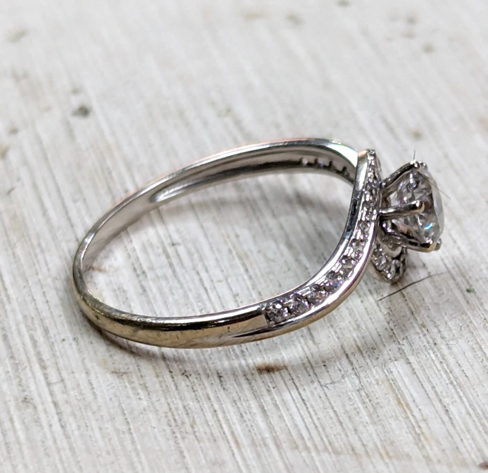 9ct White Gold Ring Cubic Zirconia Stones Full UK Hallmark Ring Size O 1/2 - Image 4 of 4