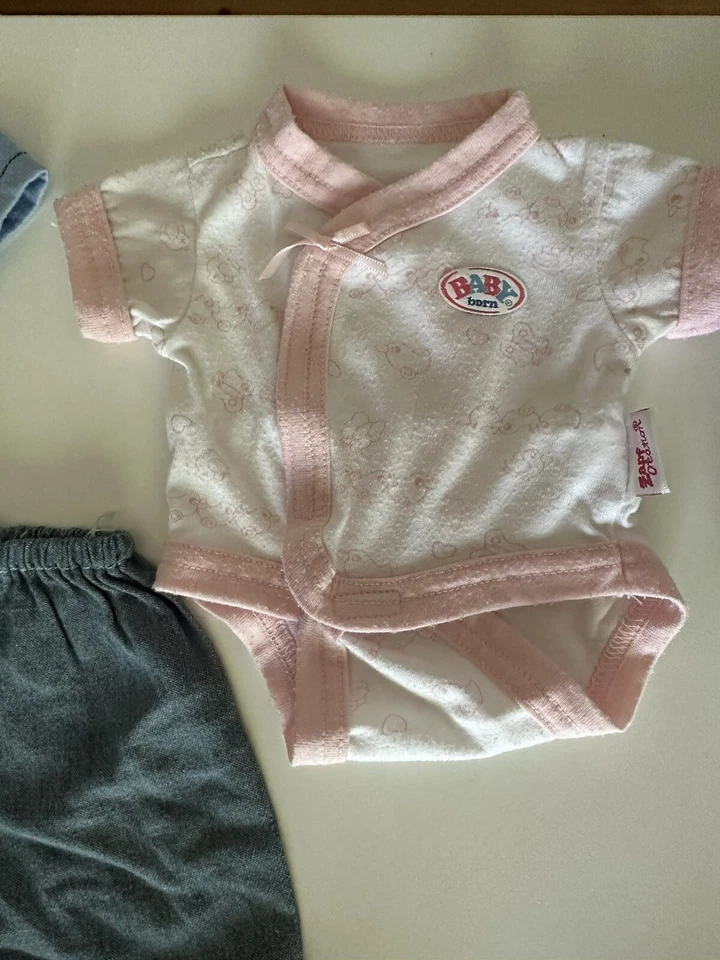 Babydoll Boy Puppe mit weiterem Zubehörer und tragbares Bett - Bild 4 von 4