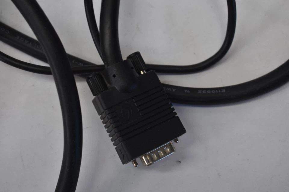 Divisor de conmutador de video matriz VGA StarTech 2x2 con cables y cables ST222MXA Foto 3 de 4