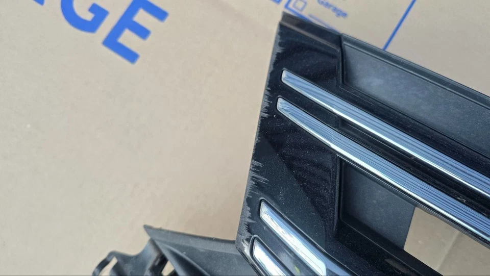 Volkswagen Tiguan VW 2012-2017 OEM parachoques delantero parrilla cromada superior Foto 3 de 4