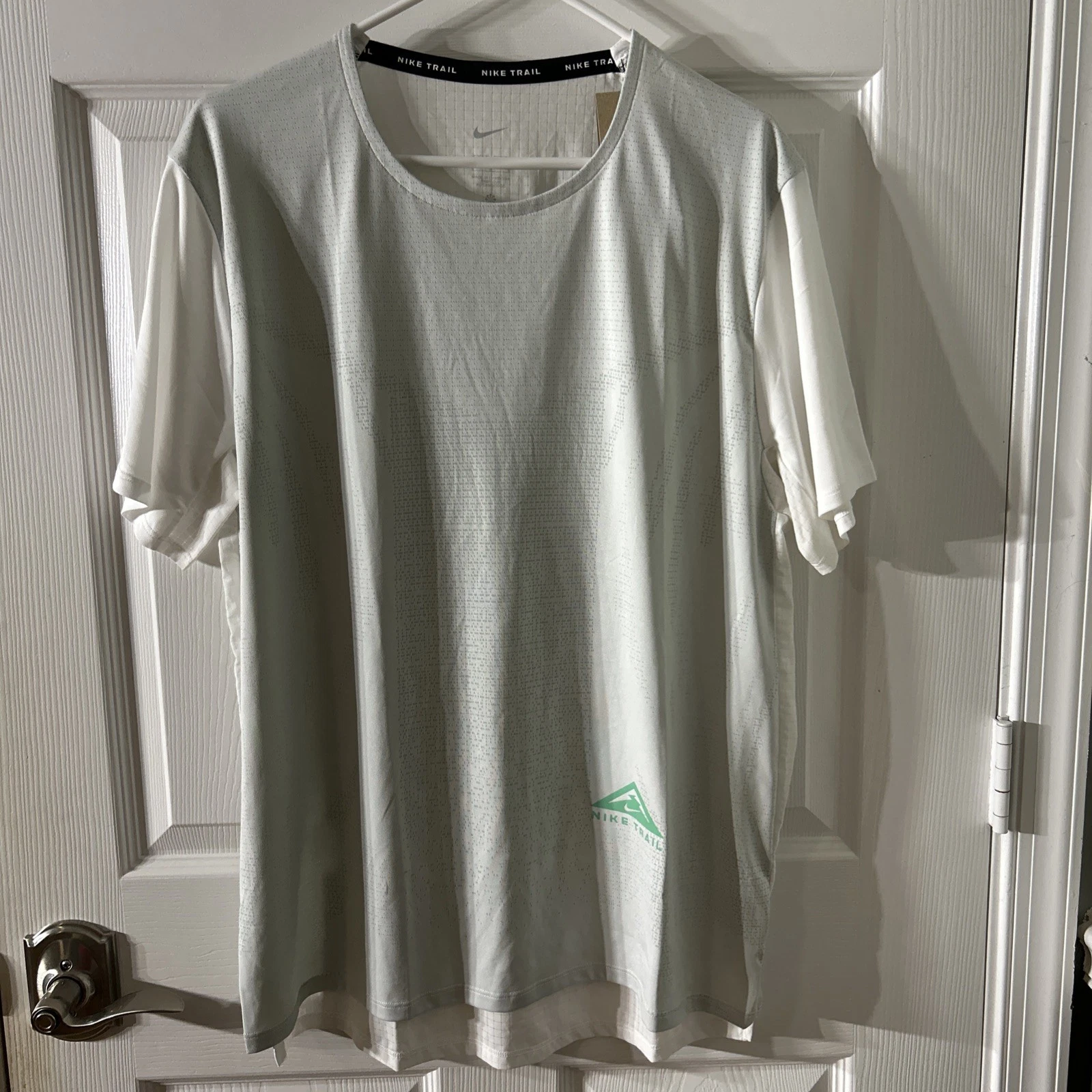 NWT Men's Nike Dri-FIT DM4646-100 Grey L Trail Running Gym Training T-shirt B60
Opens in a new windo
