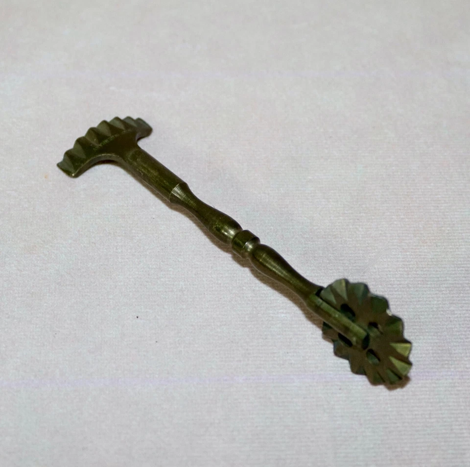 Crimpadora y herramienta de corte para decoración de pastel doble de latón 4 3/4” hecha en alemán vintage Foto 2 de 4