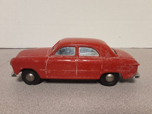 Vintage 1950's Wind-Up Red Plastic Ford Sedan - Afbeelding 1 van 6
