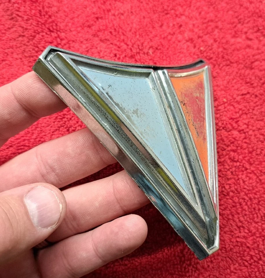 MOPAR 1966 Plymouth Valiant Grille Emblem P/N 2579902  Foto 3 de 4