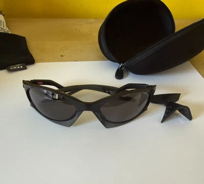 LUNETTES DE SOLEIL NOIRES OAKLEY PLANTARIS MATES NOIRES - Photo 1/4