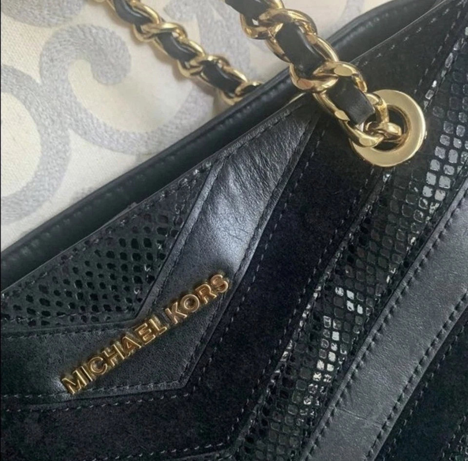 Bolsa de couro preta elegante Michael Kors com alças de corrente douradas - Imagem 3 de 4