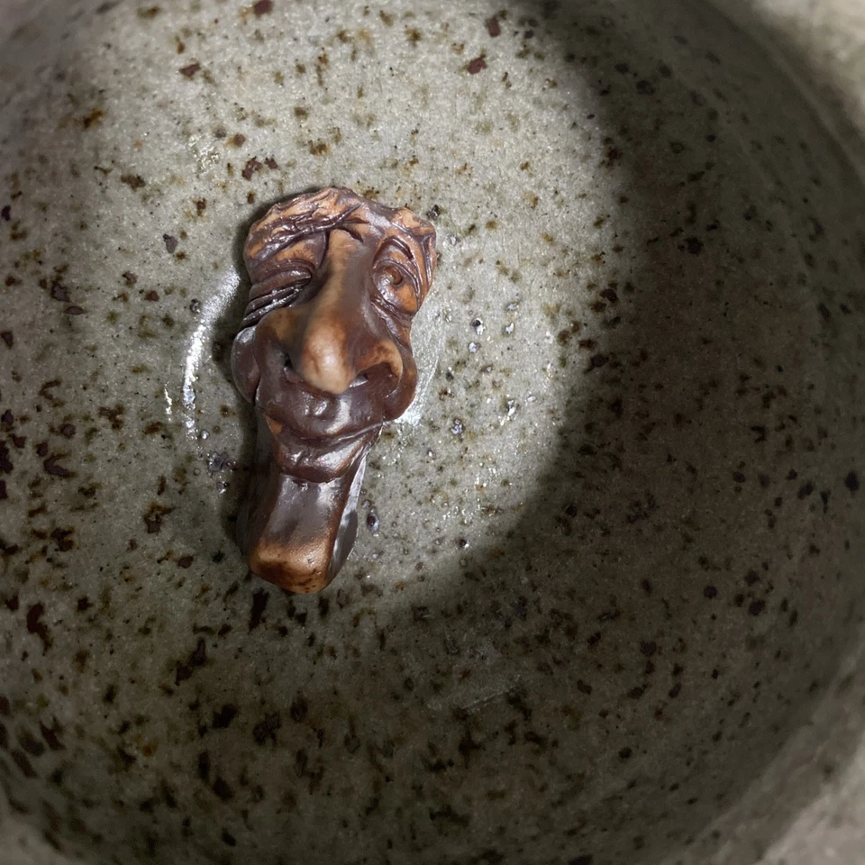 Taza de café sorpresa hecha a mano taza tazón de sopa novedad cerámica guiñando un ojo hombre arte popular Foto 3 de 4