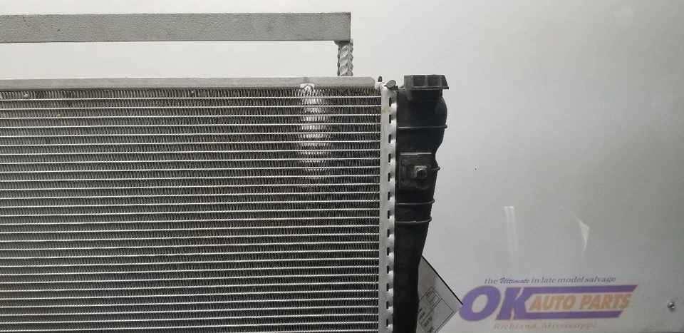 13 MERCEDES BENZ CLS63 AMG C218 5.5L ENGINE COOLANT RADIATOR 2185000200 Foto 2 de 4