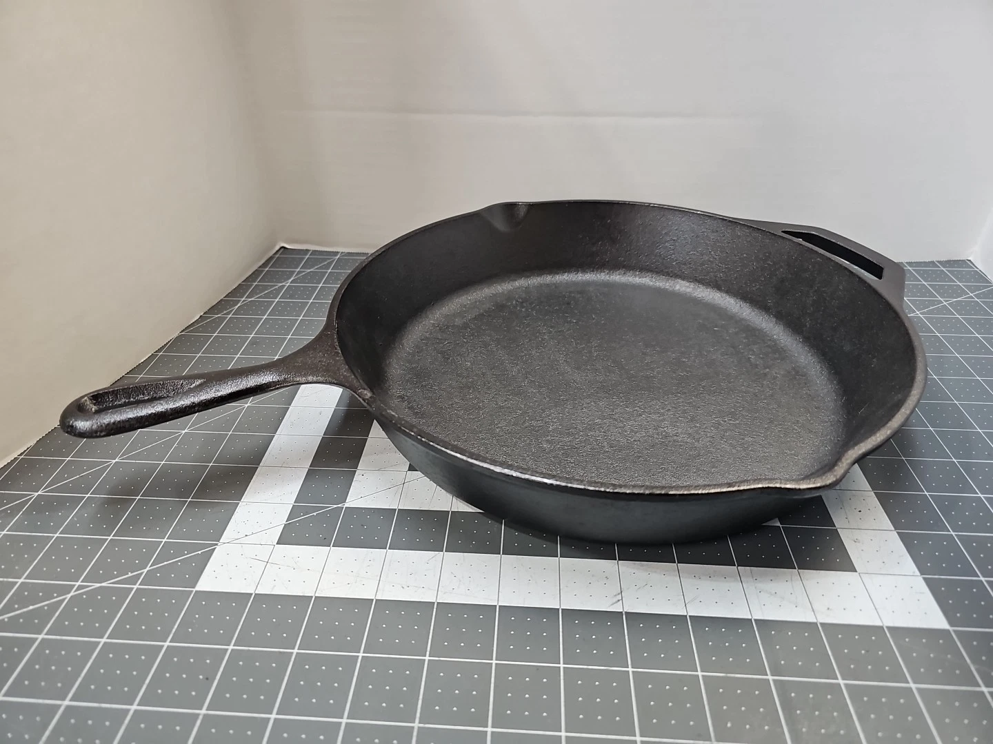 Lodge 12 In. Cast Iron Skillet with Assist Handle 10SK Lodge 10SK New