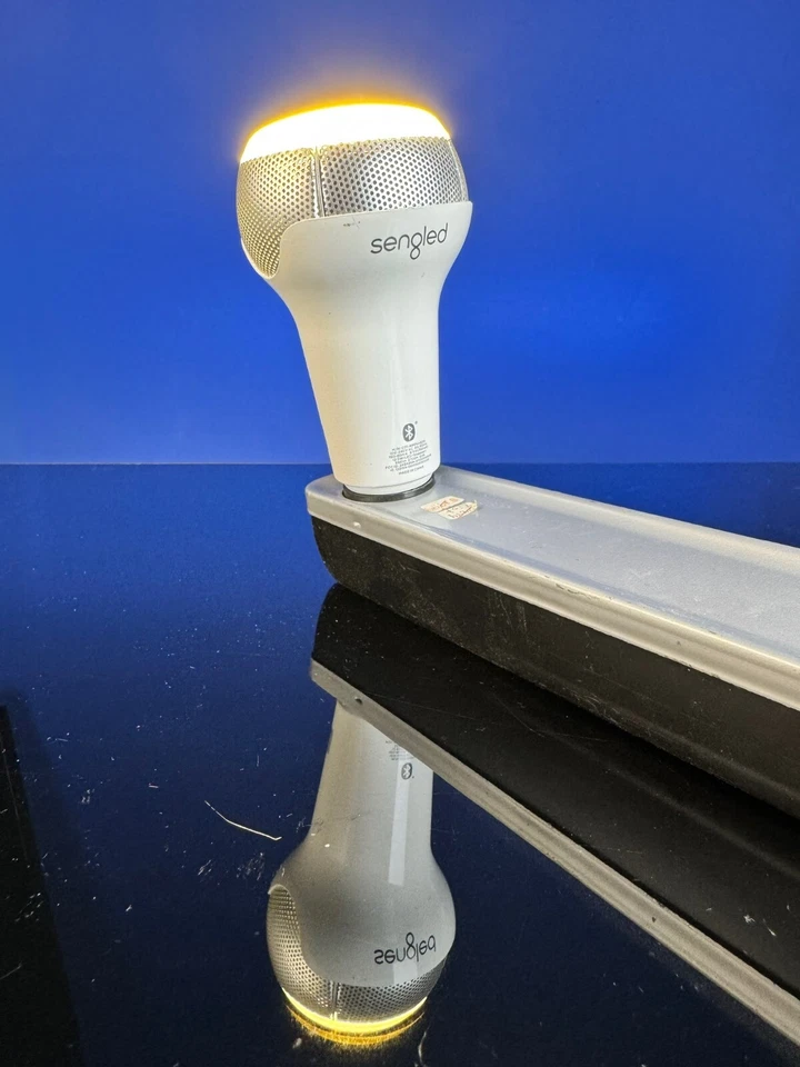 Sengled Solo Combo Altavoz y Bombilla LED Bluetooth Ilumina tu Escritorio y juega Foto 4 de 4