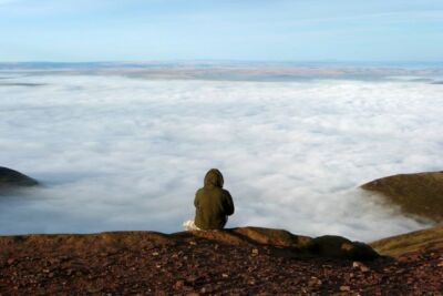Foto 6x4 Ein Wanderer in seinem Himmel Craig Cwm Sere hat sich entschieden, nach oben zu gehen Pe c2008