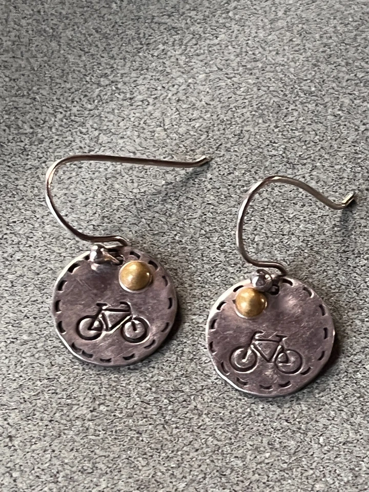 Disco plateado delgado firmado de gran alcance con bicicleta estampada y pendiente colgante de punto dorado Foto 3 de 4