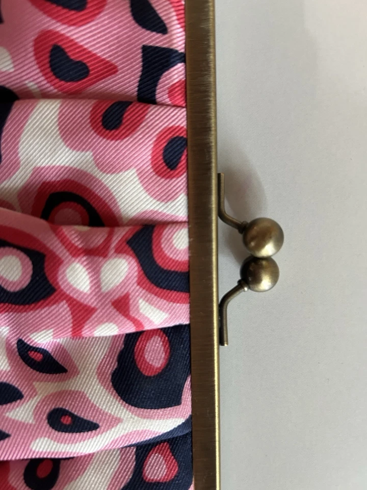 Bolsa clutch com estampa rosa e azul da CK Bradley, Nova York. - Imagem 2 de 4