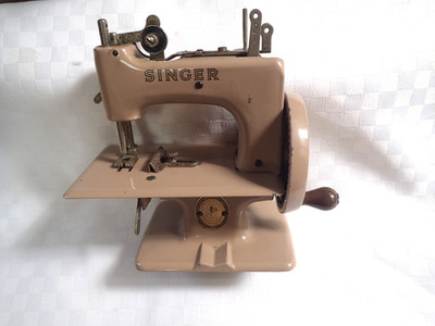VINTAGE CIRCA 1950 CHILDS BEIGE SINGER SEWING MACHINE MODEL 20 SEWHANDY