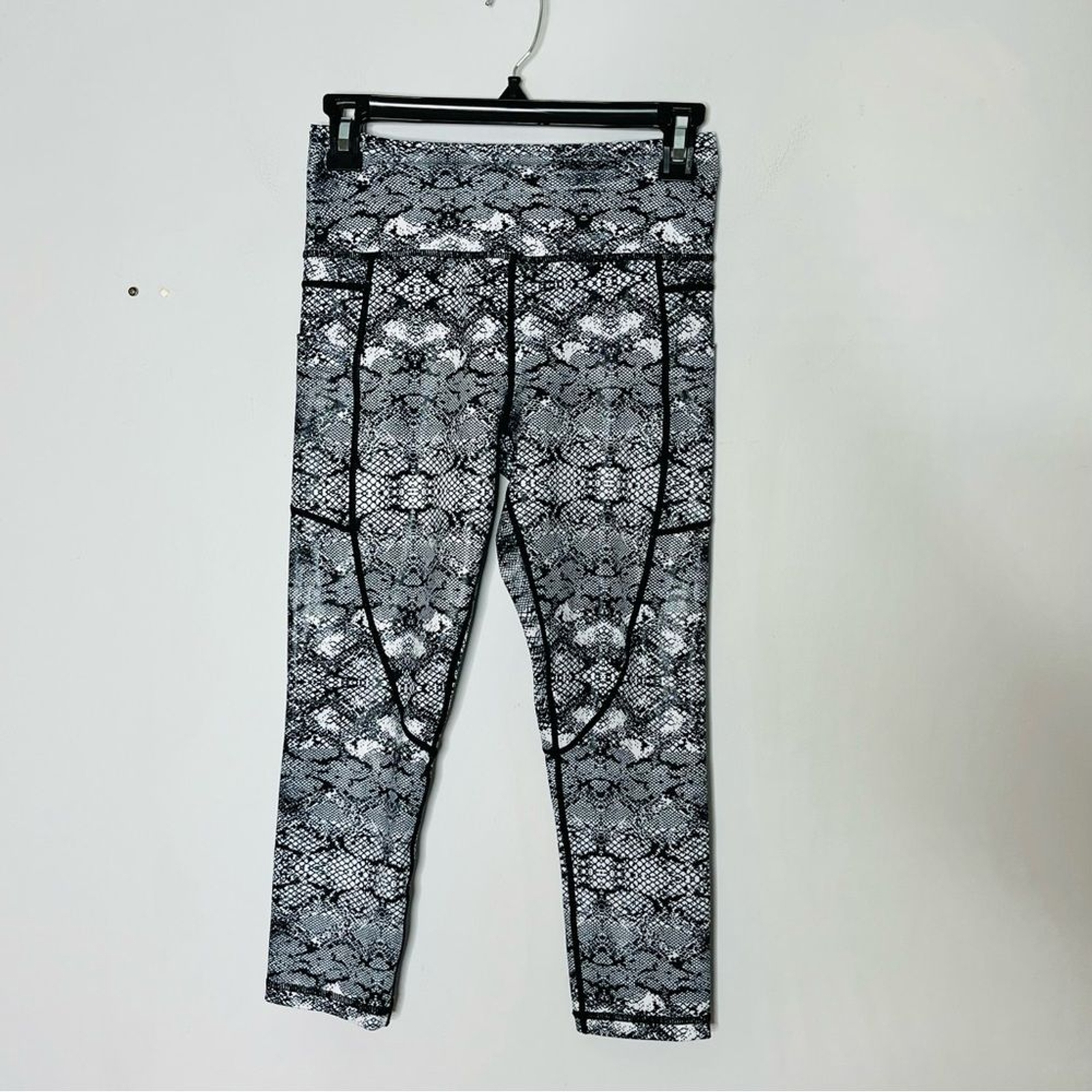 ZYIA Active Size 4 Cropped Snakeskin Python Black… - image 1