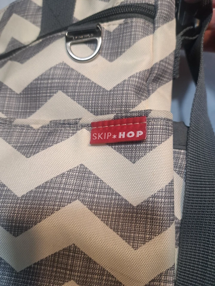 Bolsa de pañales de Skip Hop gris y blanco patrón de rayas Chevron Foto 4 de 4