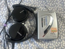 Sony Walkman Radio Cassette Fm/Am wm fx197 W/Headphones