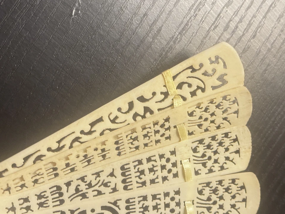 Antiguo abanico Brise Hand intrincadamente tallado en hueso con detalle de fregona de colección  Foto 4 de 4