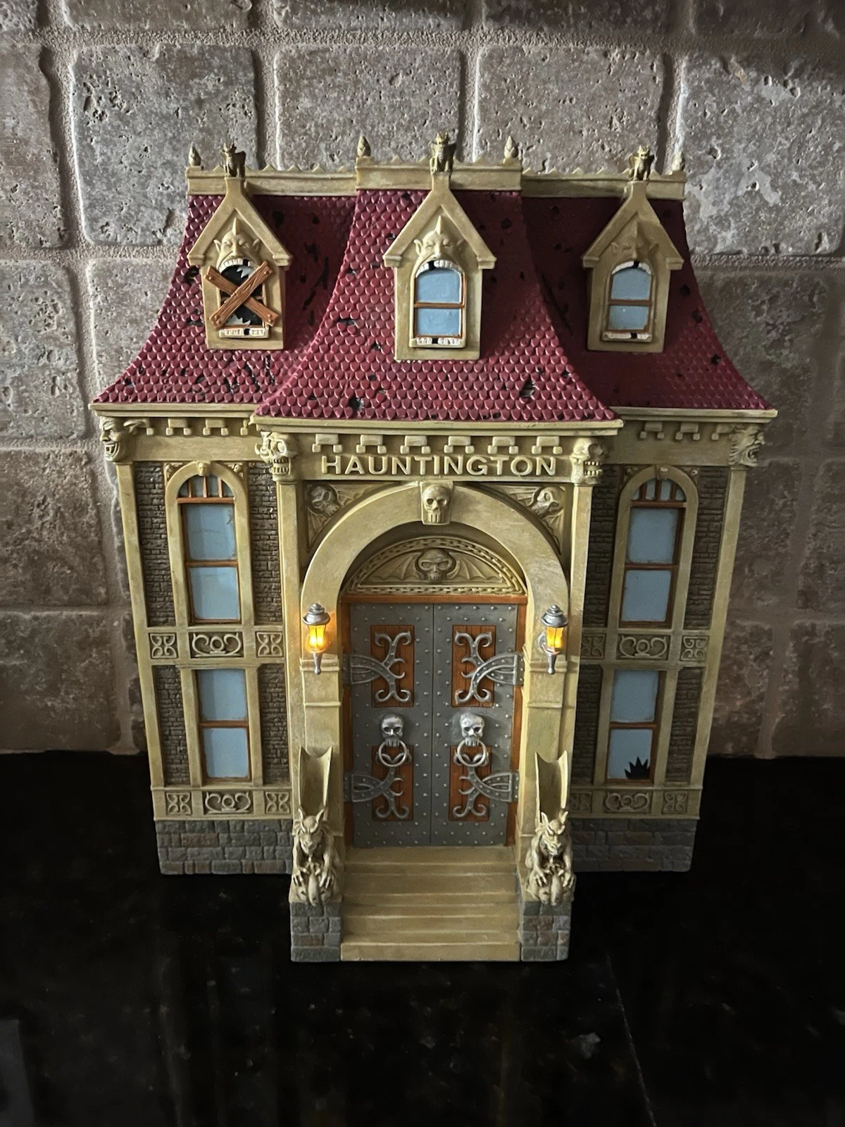 Hallmark Hauntington Town Hall Village House Halloween 2005 Lights & Figures