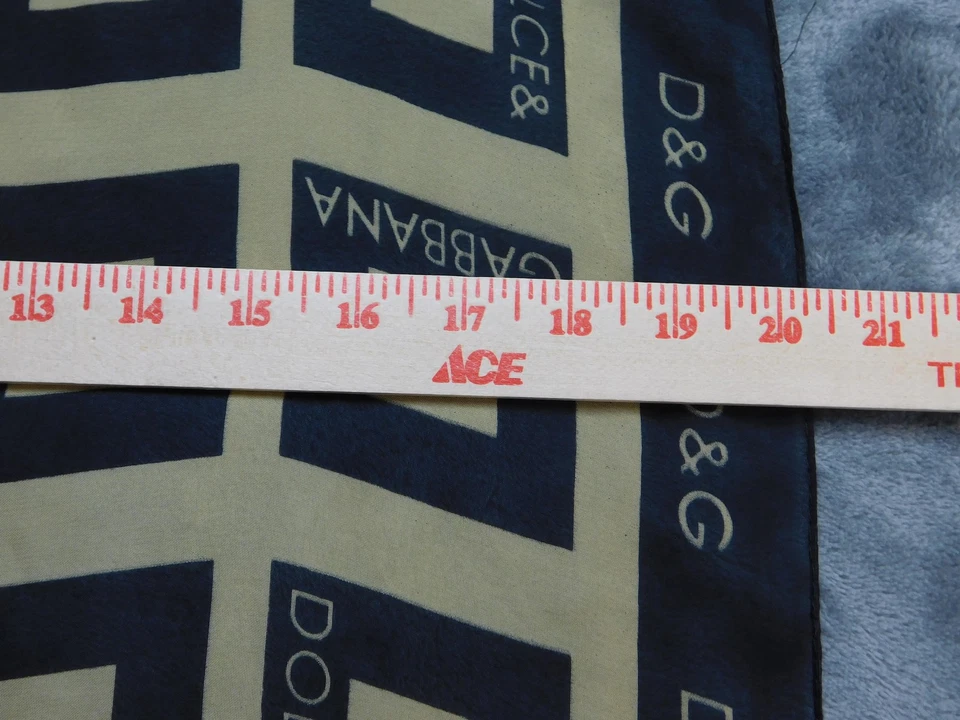 Dolce & Gabbana Bufanda Mujer Larga Negra Tostada Monograma Logo Patrón Seda 20x64 pulgadas Foto 3 de 4