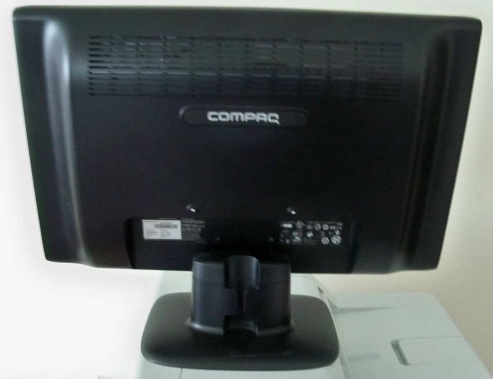 18.5" Compaq LCD Color Monitor HP Model Q1859 + Power Cable WORKING - Image 3 of 4