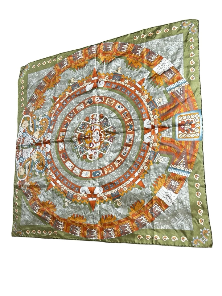 "Bufanda de seda con estampado de sol azteca Pineda Covalin 34"" cuadrada verde hecha en Corea" Foto 2 de 4