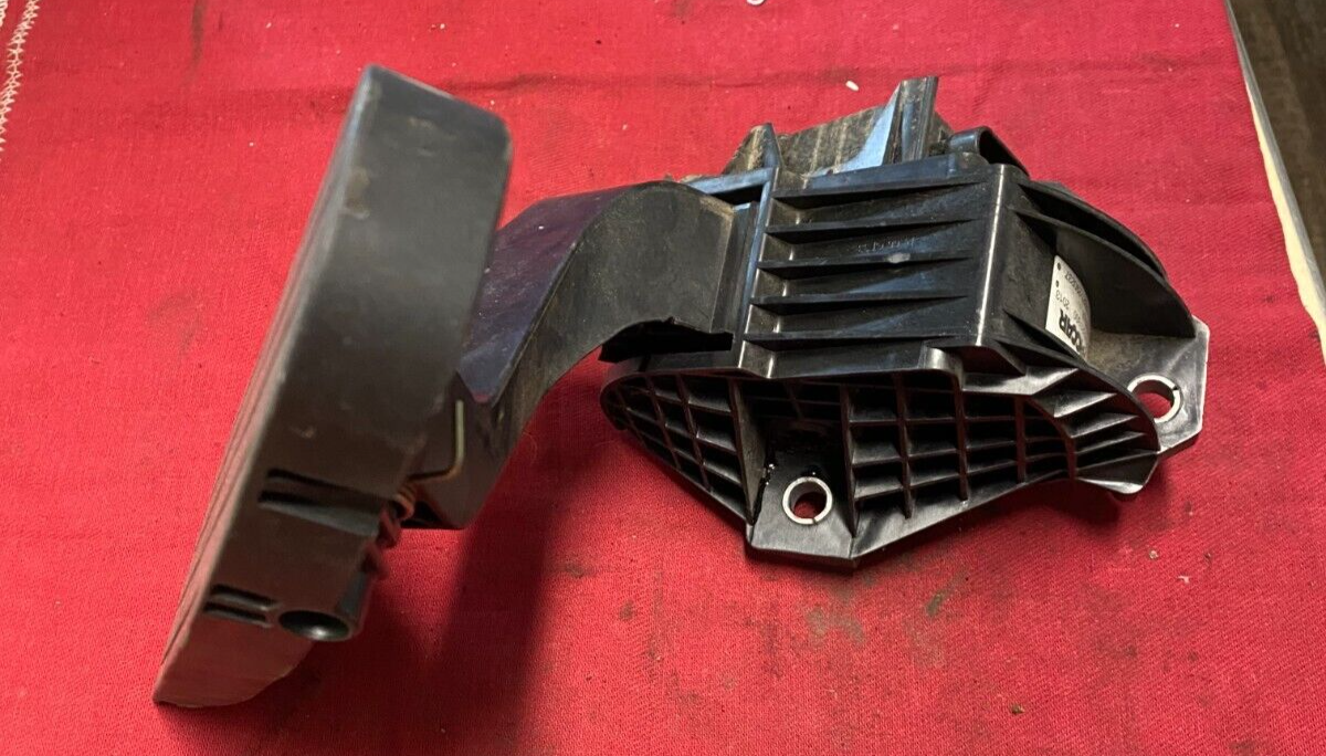 13 Paccar FUEL, ACCELERATOR Throttle Pedal D21-6021-300, WILLIAMS