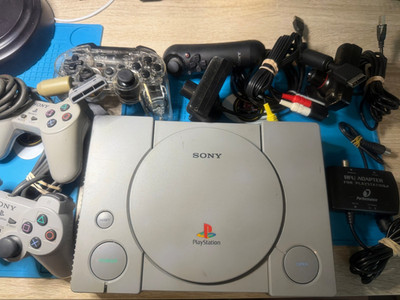 UNTESTED SONY PlayStation 1 - 4 Controllers, 2 AV Cable, 2 Cameras & 1 Joystick